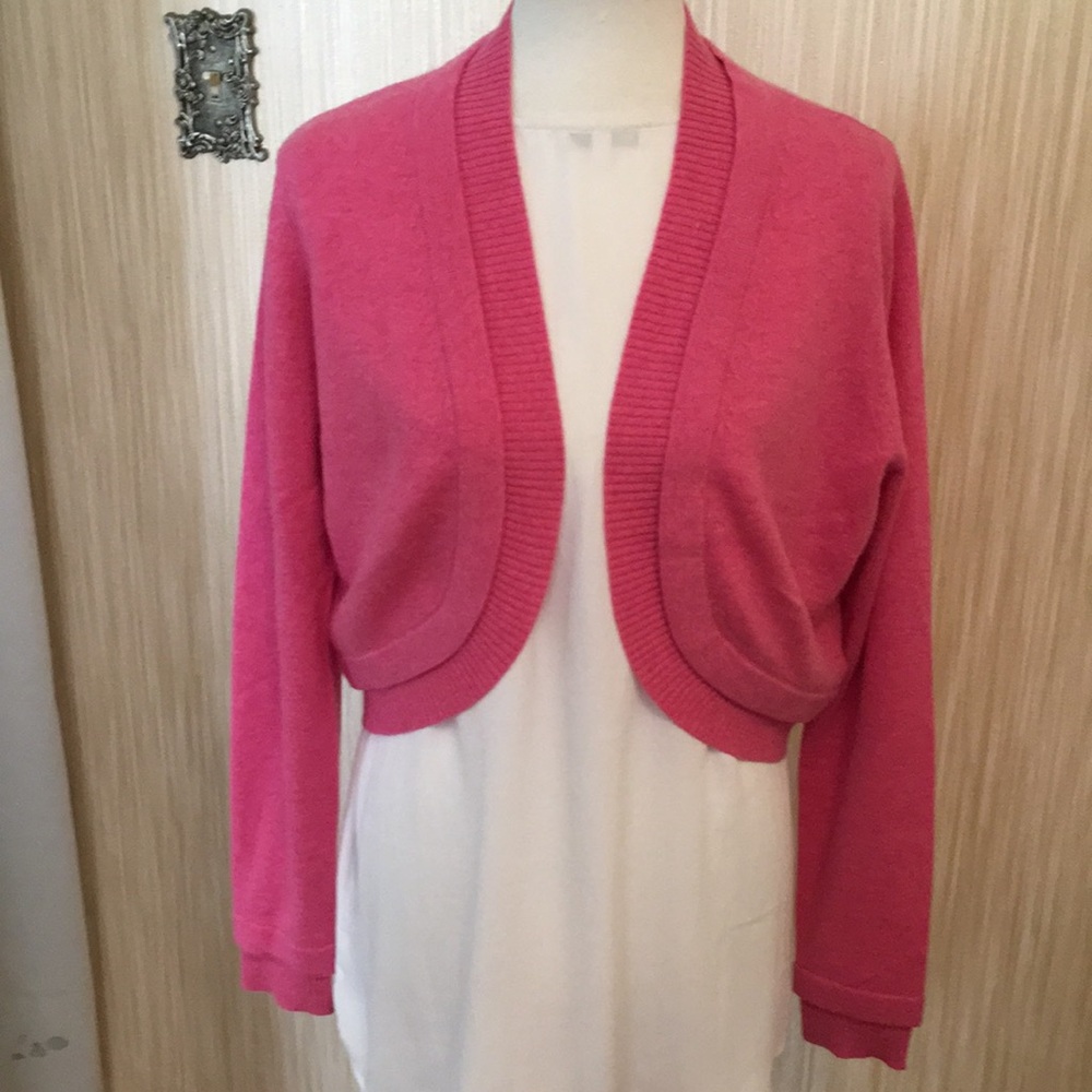 %100 super soft cashmere sweater-sleeved vest.